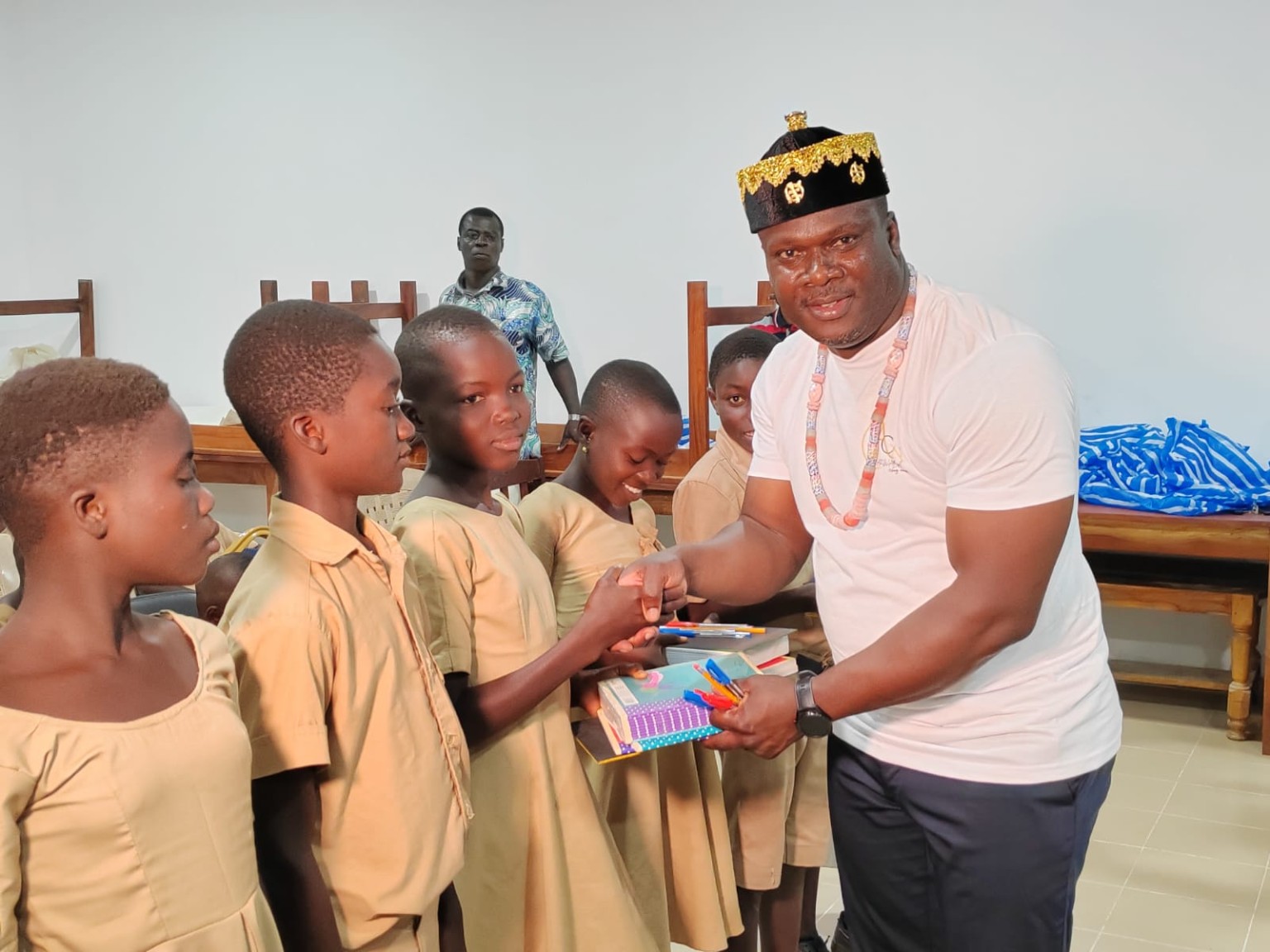 Remise de fournitures scolaires aux enfants