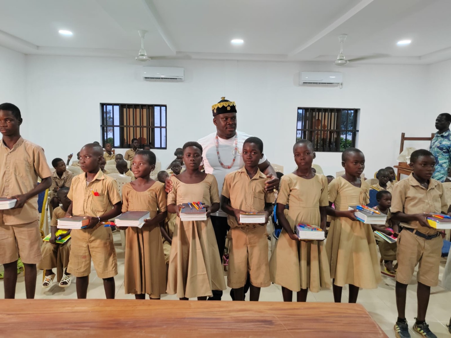 Groupe d’élèves bénéficiaires des dons scolaires