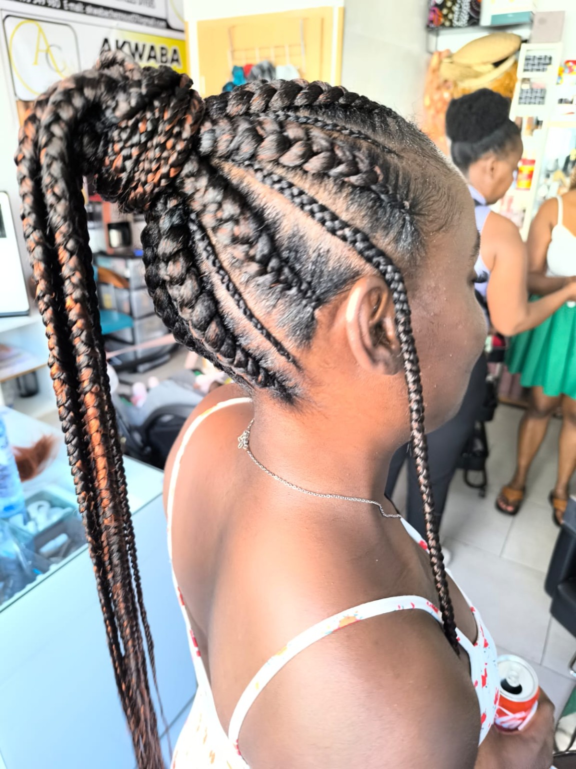 Coiffures et tresses réalisées par Akwaba chez nous