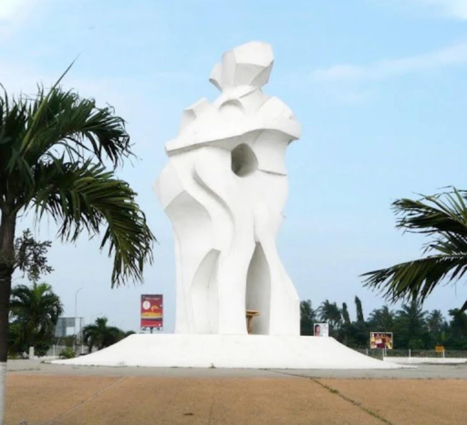 Statue de la bienvenue représentant deux personnes qui se donnent l’accolade